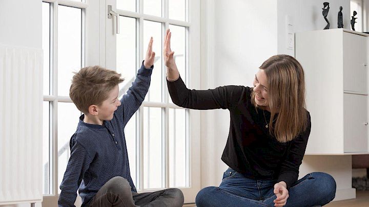 Mentor og elev giver high-five