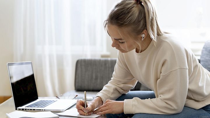 Ung elev der lytter til sin online mentoer