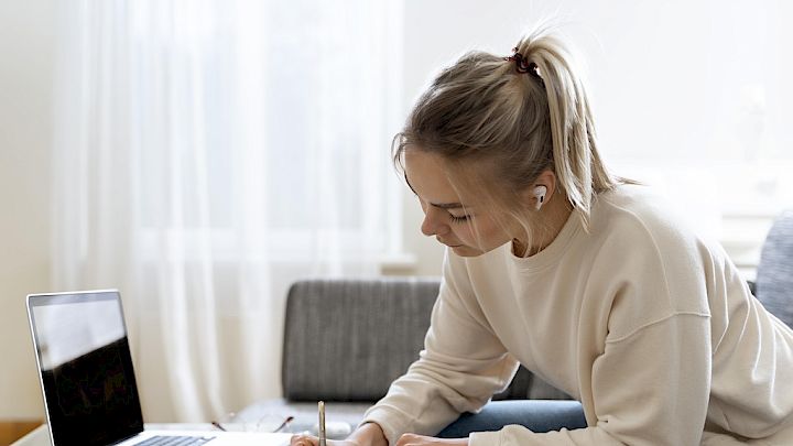 Ung elev der lytter til sin online mentoer
