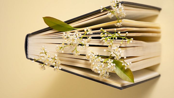 Åben bog med blomster i