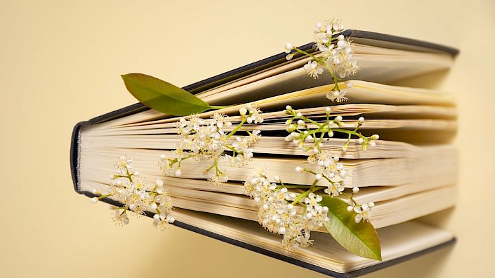 Åben bog med blomster i