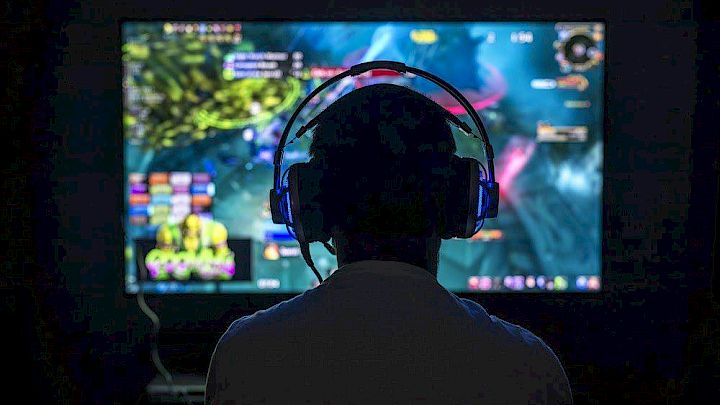 Elev der sidder og spiller computer for at fremme engelsklæring
