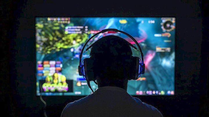 Elev der sidder og spiller computer for at fremme engelsklæring