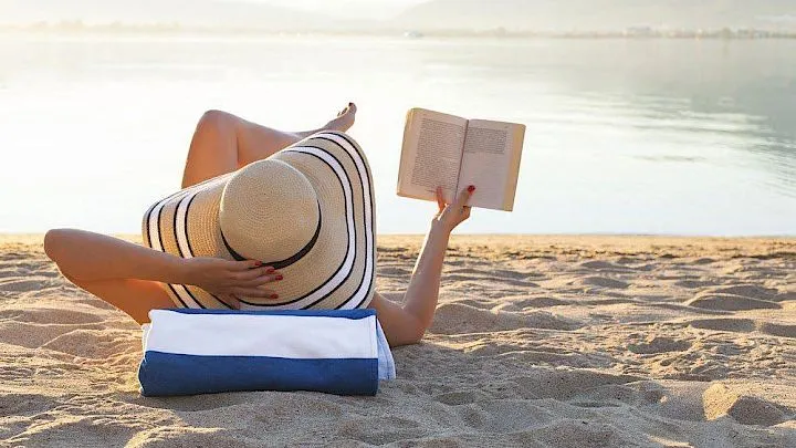 Bok og solhatt klare til sommerferien