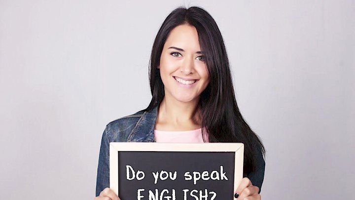 Billede af pige med skilt på engelsk