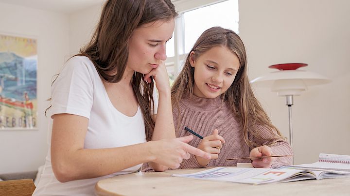 Mentor og elev sidder sammen og laver opgaver