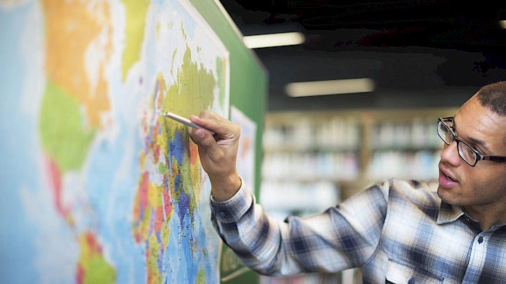 Mentor der peger på et stort verdenskort