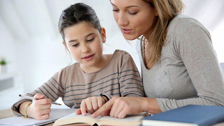Mor hjælper barn med matematik