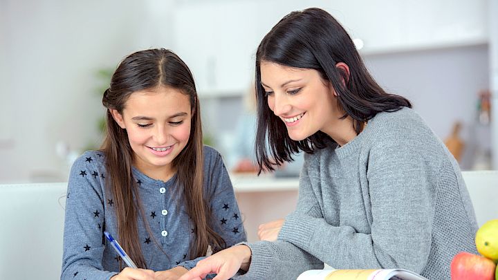 Pige får hjælp til lektier af sin mentor