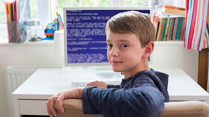 Dreng sidder og programmerer