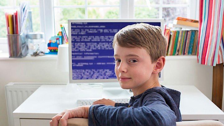 Dreng sidder og programmerer