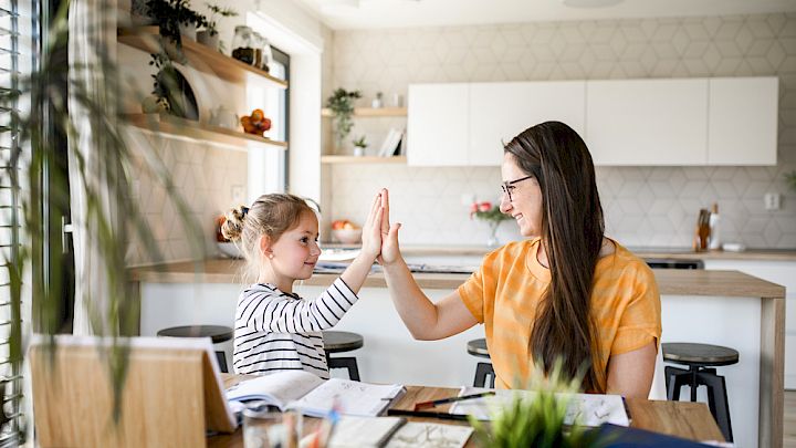 Mor og datter laver undervisning hjemmefra