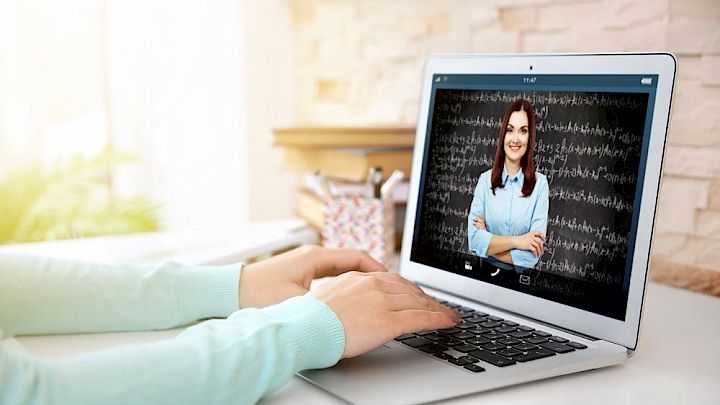 Elev får online lektiehjælp