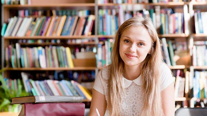 Elev der sidder på bibliotek og forbereder sin prøve