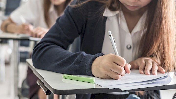 Elev der sider og skriver på opgave