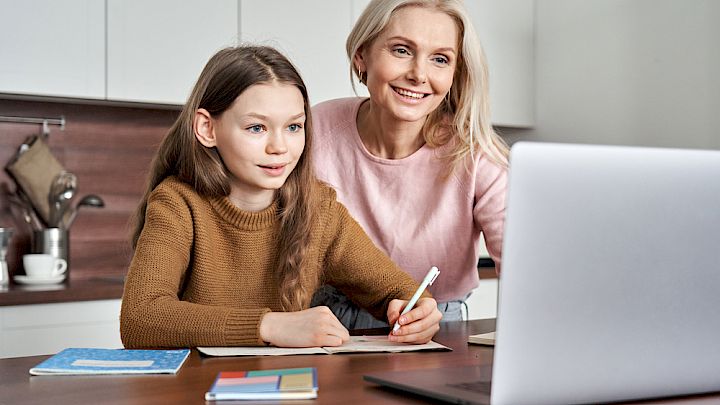 Mor og elev sidder og forbereder eksamen