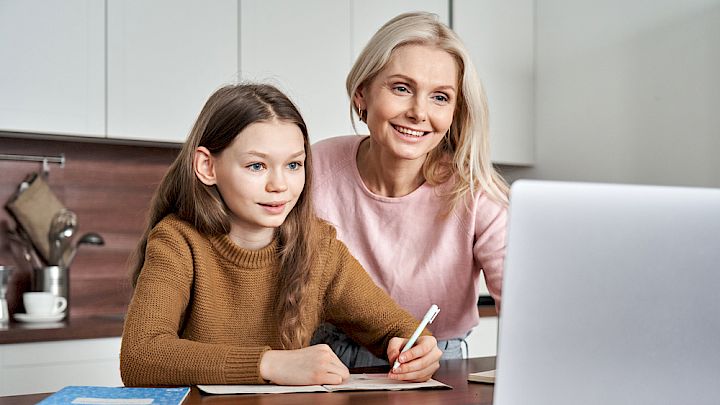 Mor og elev sidder og forbereder eksamen