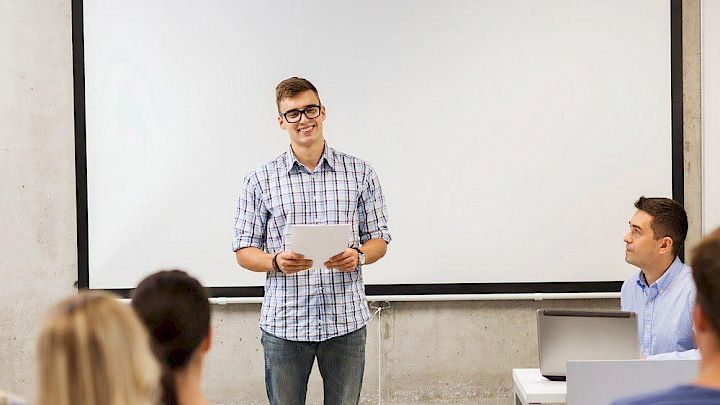 Elev laver præsentation foran sin klasse
