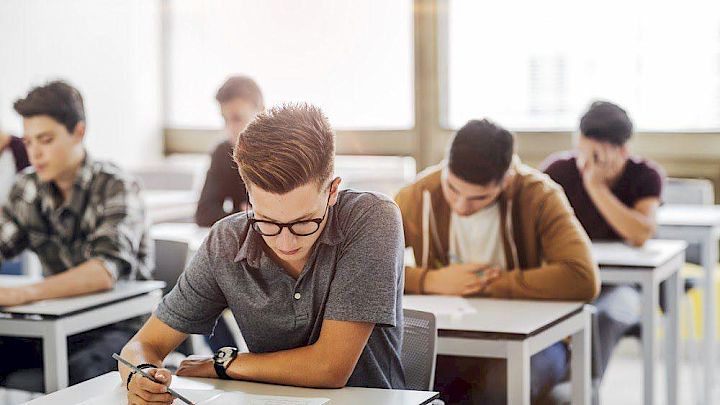 Elever arbejder koncentreret i timen