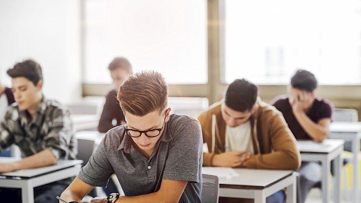 Elever arbejder koncentreret i timen