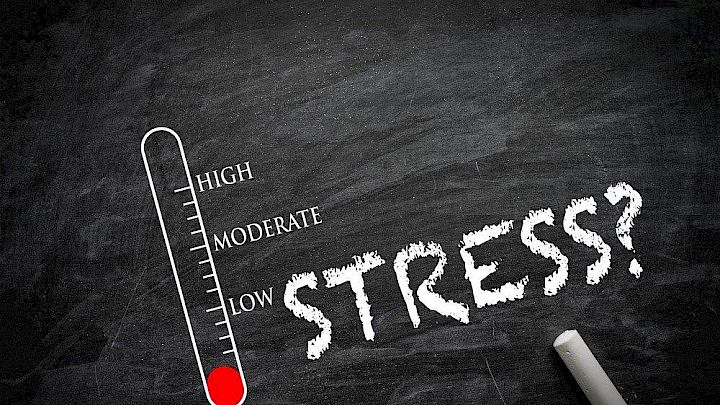 Illustration af stressniveau vist på en tavle