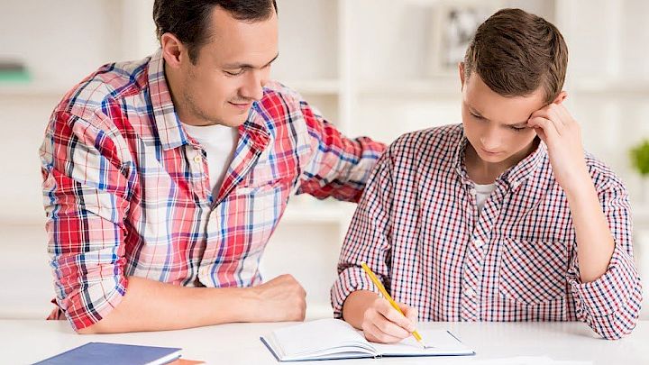 Mentor og elev arbejder på skriftlig opgave