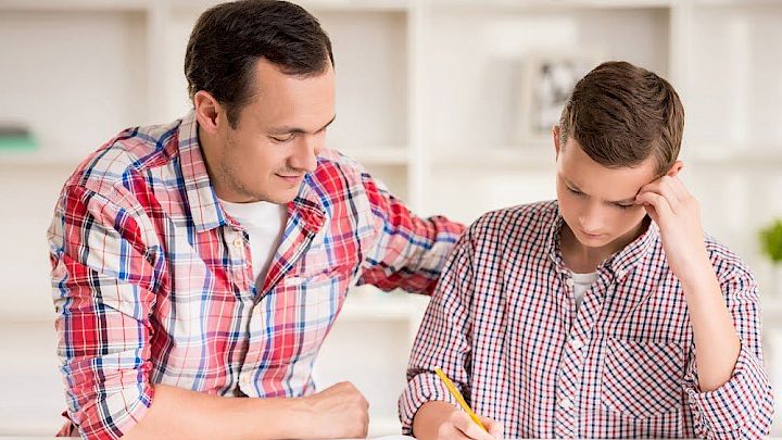 Mentor og elev arbejder på skriftlig opgave