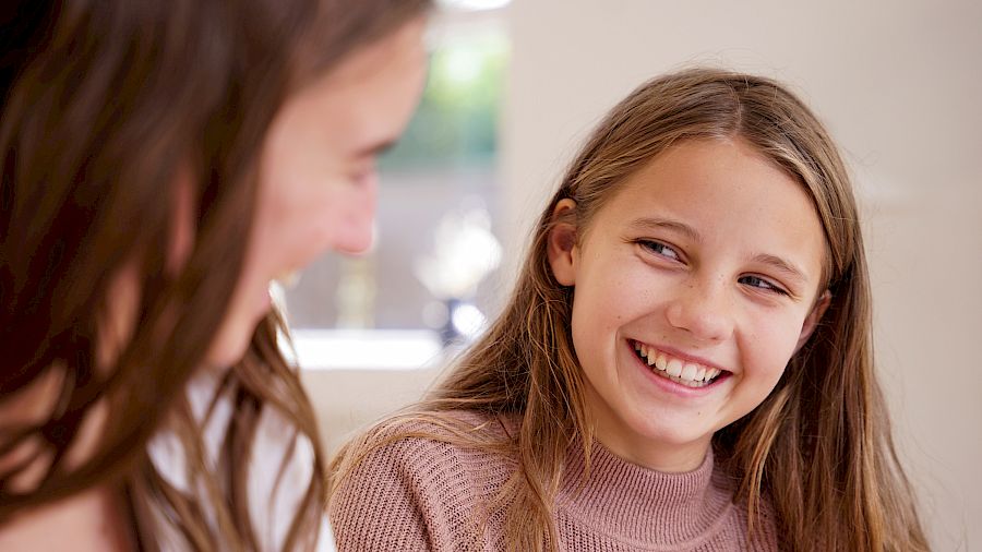 Elev smiler til mentoren sin i løpet av undervisningen deres.