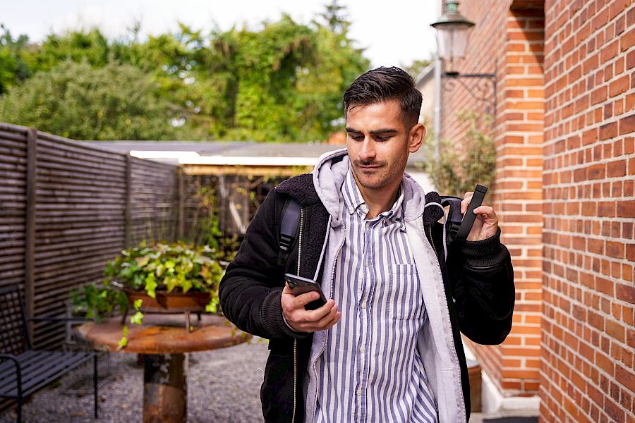 Mentor sjekker telefonen sin etter undervisningen med eleven sin.