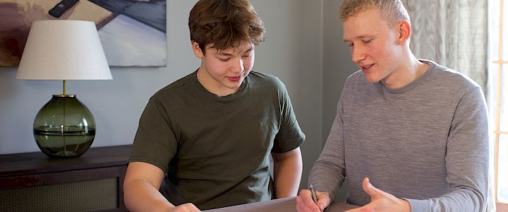 Mentor forklarer eleven hvordan man går fram på skriftlig eksamen.