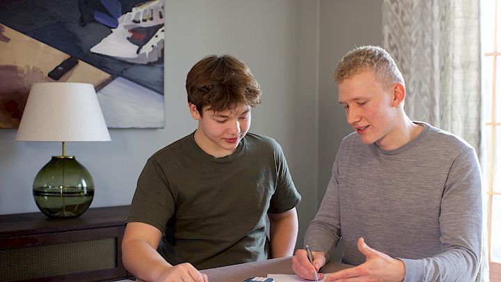 Mentor forklarer eleven hvordan man går fram på skriftlig eksamen.