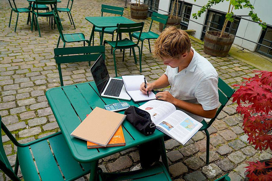 Elev får nettundervisning fram mot eksamenen sin.