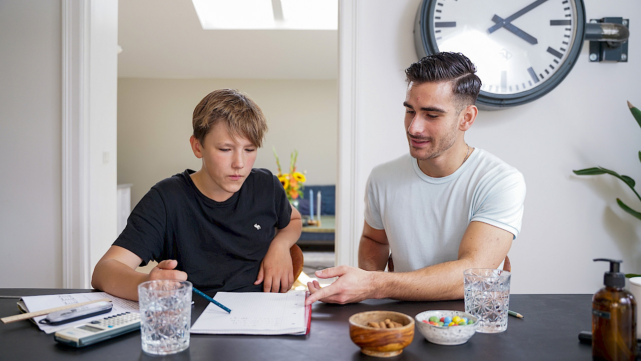 Mentor forklarer vanskelige oppgaver til eleven sin.