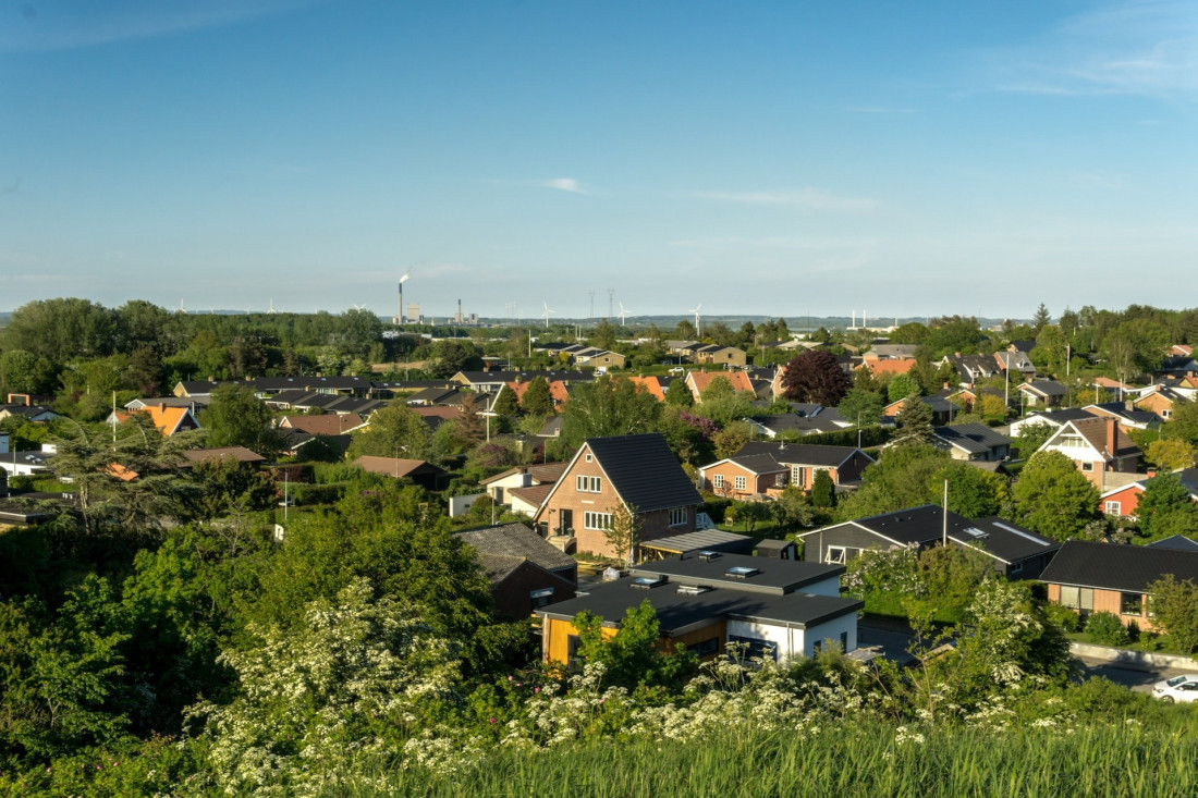 Utsikt over hustak i et boligområde