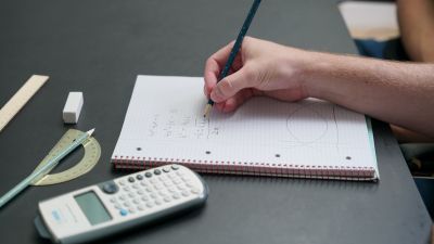 En elev løser oppgaver i matematikk