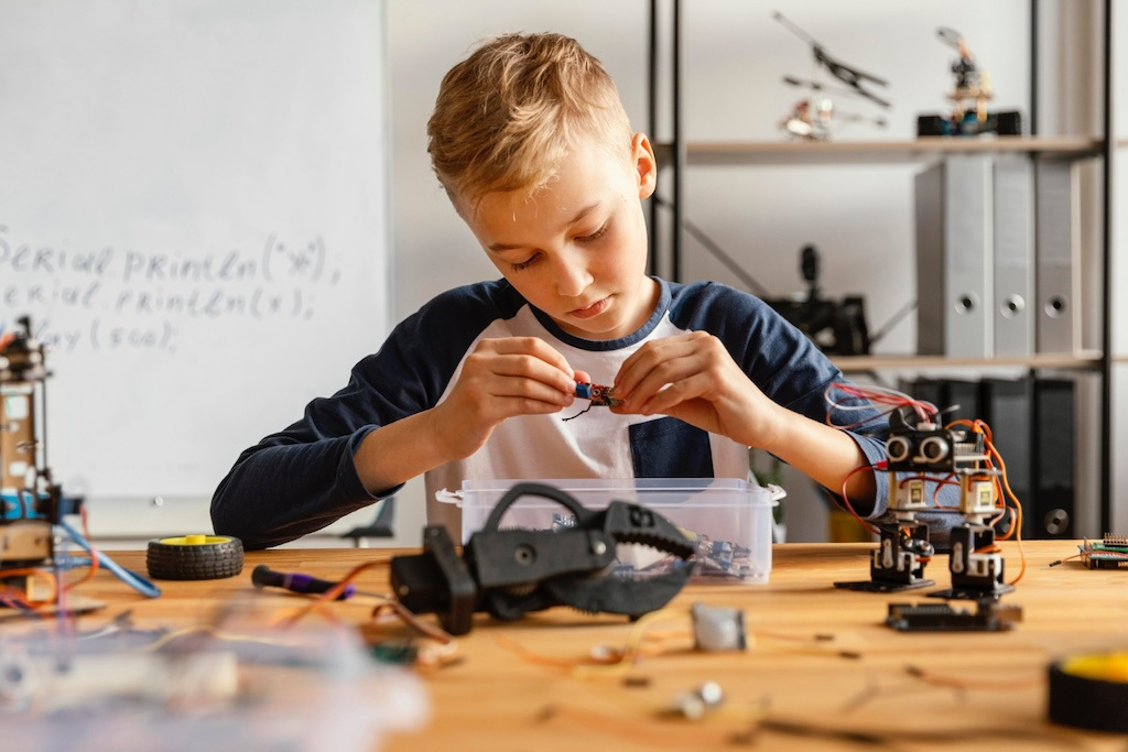 Gutt med kinestetisk læringsstil lager eksperiment på skolen