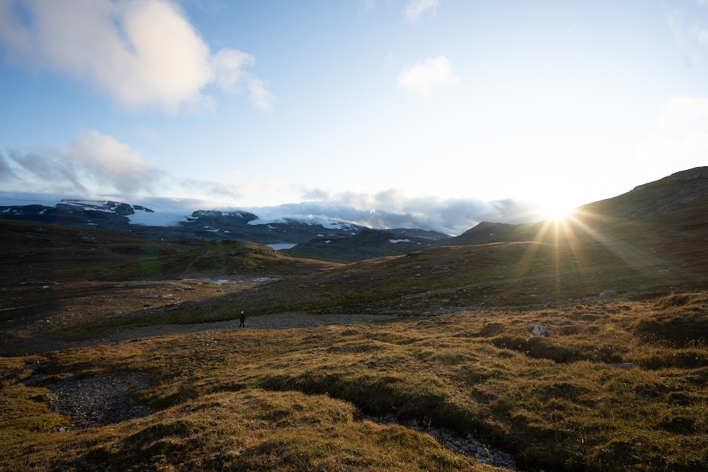 norsk fjellvidde hvor sola er på vei opp