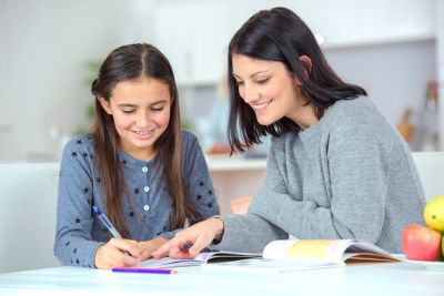 Glad mor og datter ser på leksene sammen