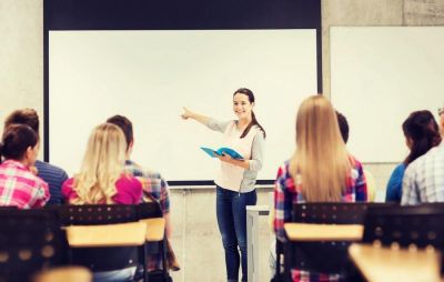 Lærer viser elever noe på en tavle