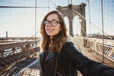 Kvinne tar en selfie på Brooklyn Bridge