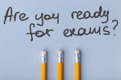 Toppen av tre blyanter og håndskrevet tekst "Are you ready for exams?"